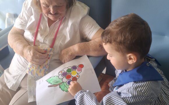 Outono Criativo: Idosos e Crianças Partilham Momentos de Afeto e Imaginação Outono Criativo: Idosos e Crianças Partilham Momentos de Afeto e Imaginação