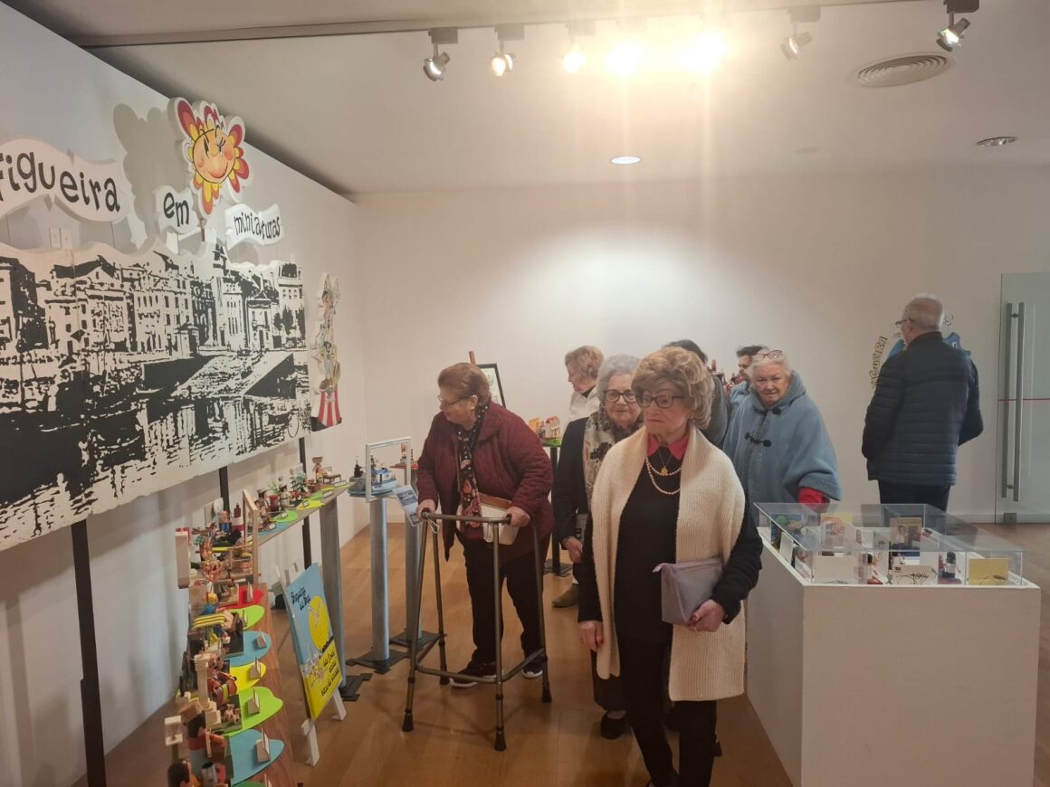 Utentes da Misericórdia Obra da Figueira visitaram exposição “Figueira em Miniaturas” no CAE