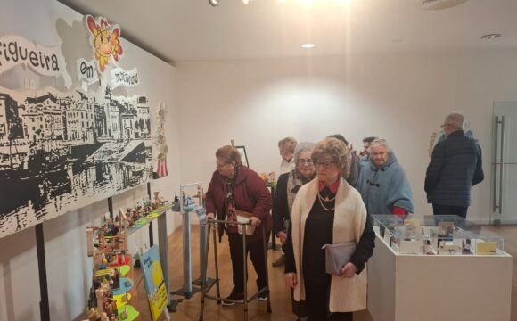 Utentes da Misericórdia Obra da Figueira visitaram exposição “Figueira em Miniaturas” no CAE Utentes da Misericórdia Obra da Figueira visitaram exposição “Figueira em Miniaturas” no CAE